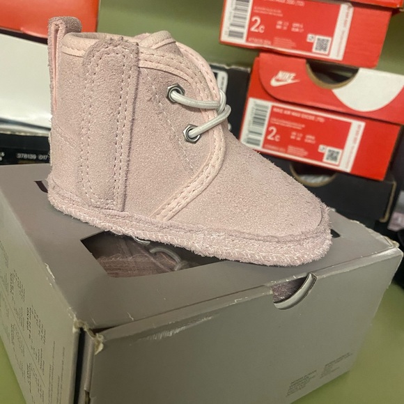 Ugg - Picture 3 of 6